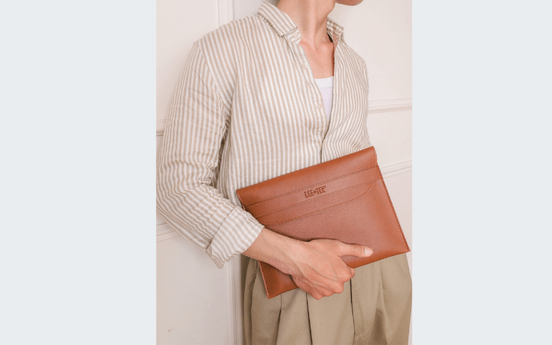 cầm ví clutch sát hông